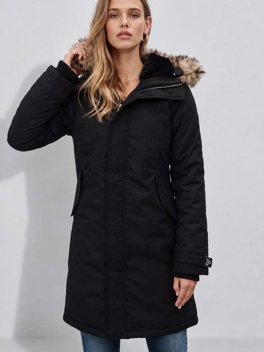 Aritzia TNA Avoriaz Black Goose Down Hooded Puffer Jacket Size S
